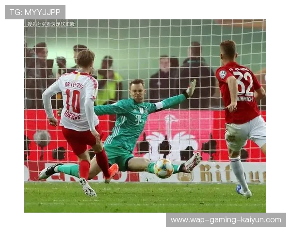 足球门将扑救撞飞队友，震撼全场的惊险一幕