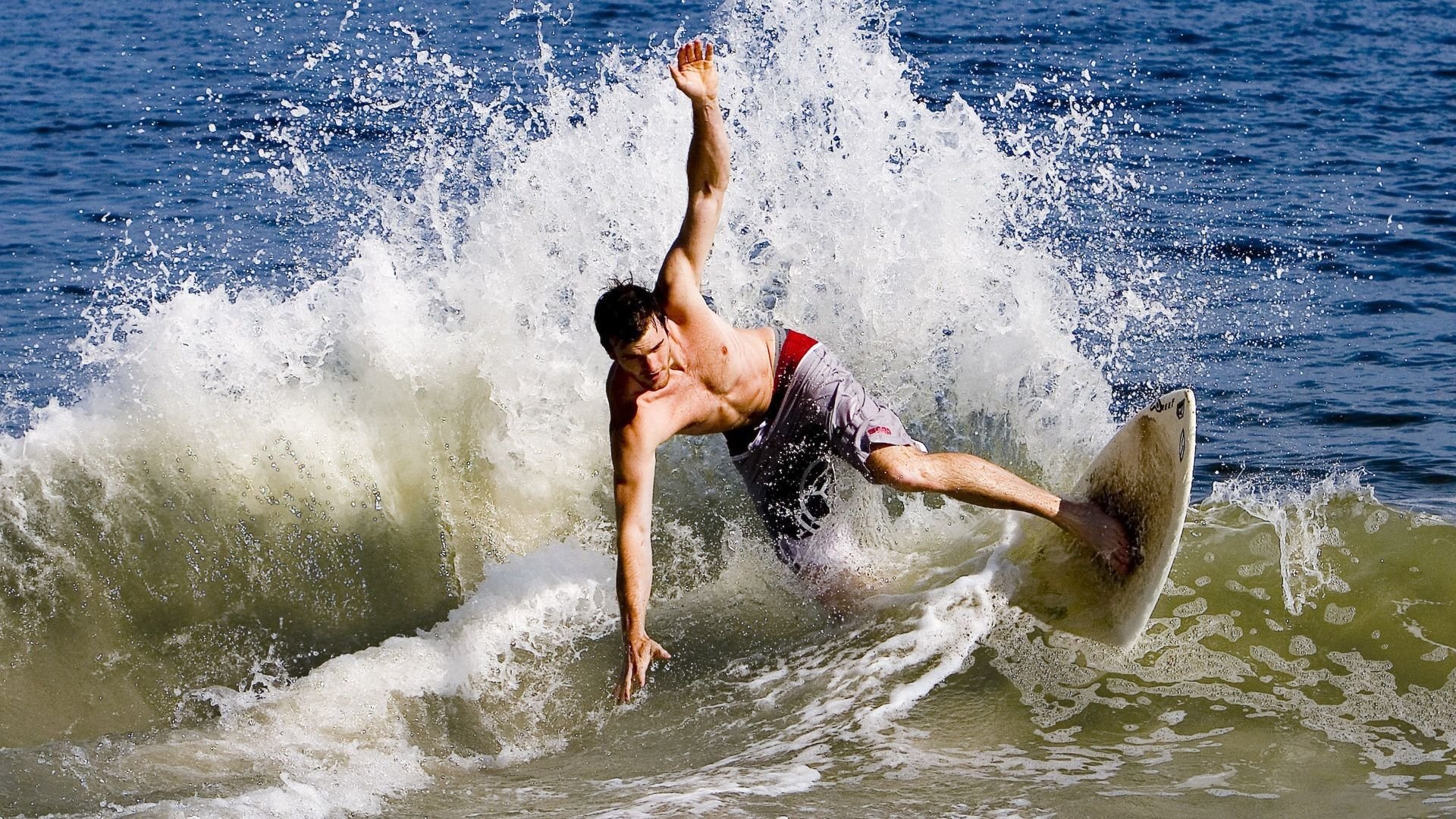 中国马拉松锦标赛杭州站，选手们在古城中翩翩而舞奔跑，杭州马拉松冠军